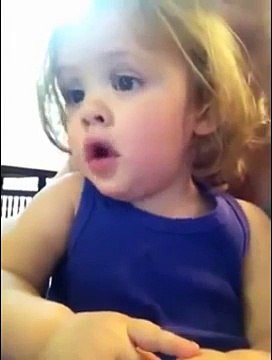 Vajza e vogël e dëgjon zërin e nënës së vdekur, reagimi i saj ta shkul zemrën