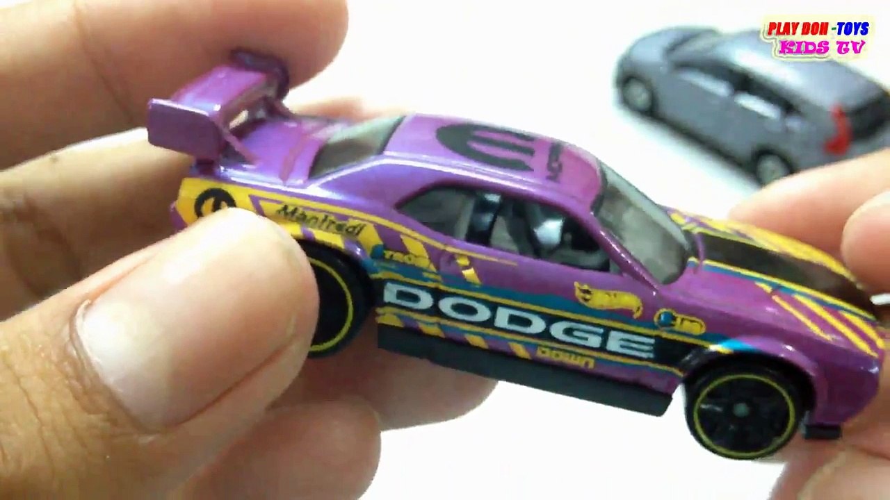 Tomica y Hot Wheels | Dodge Challenger Vs Locomotora de Vapor | Kid de Coches de Juguetes Videos HD de Col