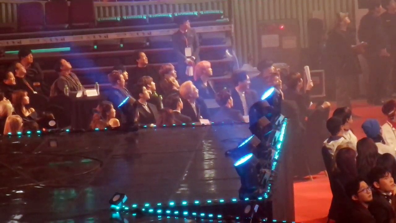 Exo Bts Reaction To Gfriend Win Digital Award Gaon Chart Kpop Award 17 影片 Dailymotion