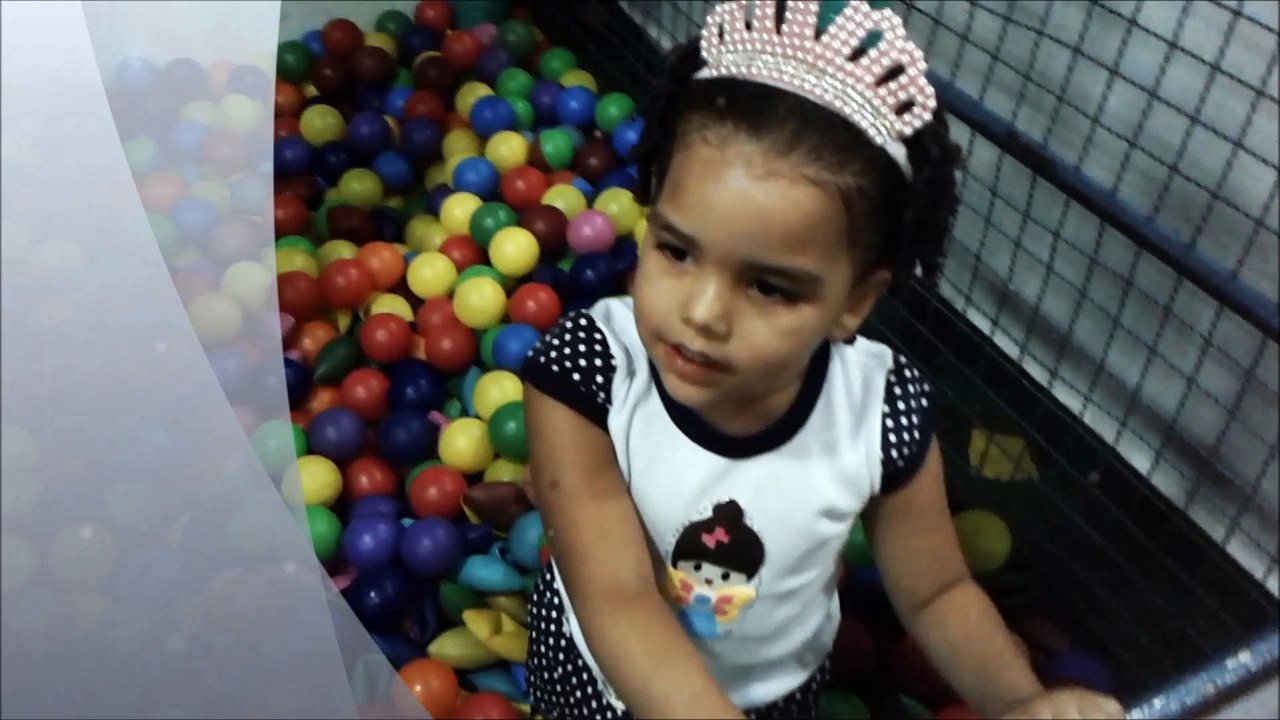 Bêh- DIVERTINDO NA PISCINA DE BOLINHAS