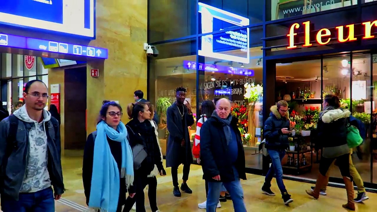 LYRICS PRANK JE PIÈGE DES GENS DANS LA RUE AVEC DU RAP FRANÇAIS !-ebTo1BdchA4