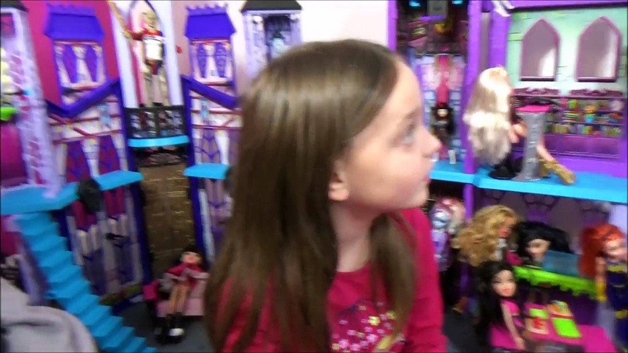 Baby Annabelle & Witch vs Victoria Freak World Monster High Doll IRL Hidden Egg 1