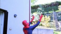 Rosa Spidergirl vs Joker con spiderman, congelados elsa Divertida Película de Superhéroes en la Vida Real