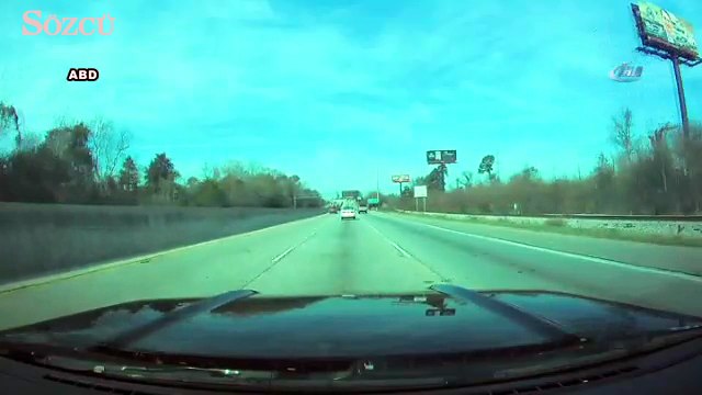 Otomobil direği devirip yan döndü