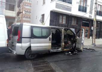 Park Halindeki Minibüs Alev Alev Yandı