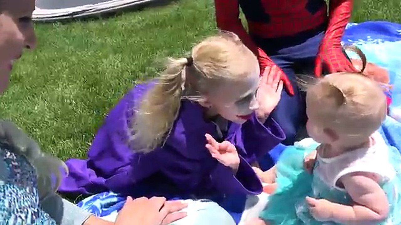 Người nhện và nữ hoàng băng giá Elsa - Siêu anh hùng trong cuộc sống thực phần 1