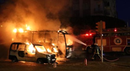 Işıkta Bekleyen Midibüste Başlayan Yangın, Park Halindeki Araca Sıçradı