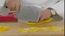 Ce chef japonais coupe les tranches de légumes les plus fines du monde