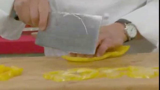 Ce chef japonais coupe les tranches de légumes les plus fines du monde