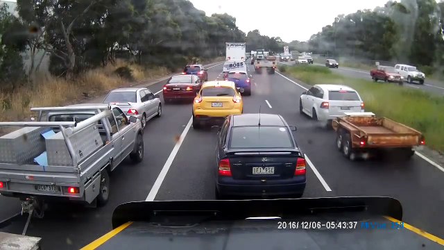 Ce chauffard fait le forcing pour se rabattre dans les bouchons