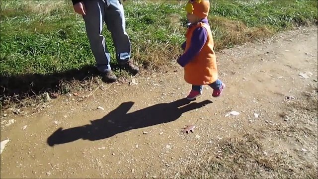 Quand ton ombre te suit partout... Trop marrant le gamin