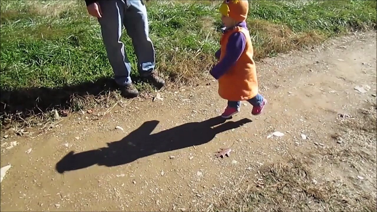 Quand ton ombre te suit partout... Trop marrant le gamin