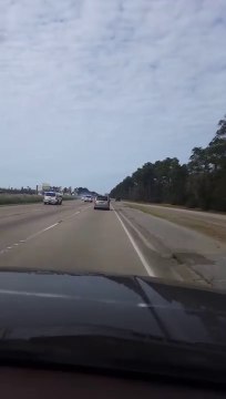 Ce conducteur hallucine en voyant une course poursuite de fou sur l'autoroute !