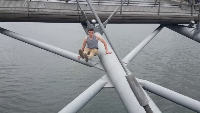 Il fait le malin et se suspend à un un pont et finit par tomber !