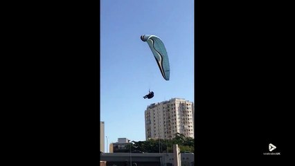Ce parapentiste est en grosse galère...