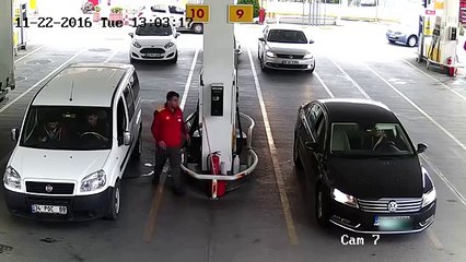 Bayan Sürücünün Benzinlikte Yaptığı Akıl Almaz Kaza