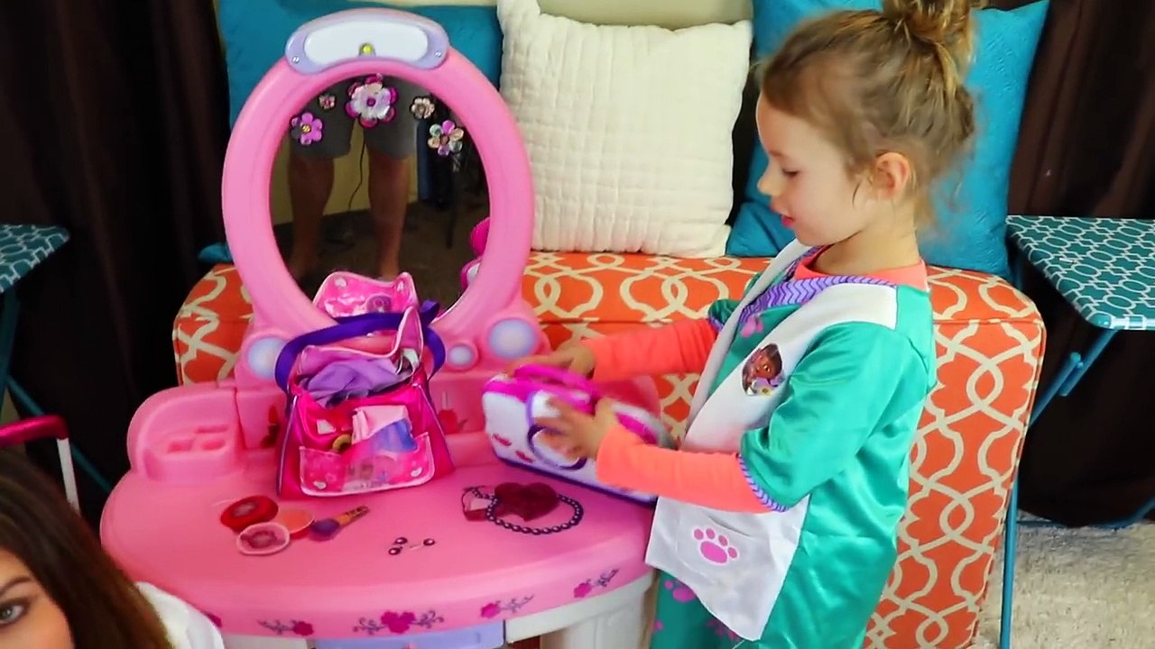 TROLLS Movie Poppy Gets an OPERATION Emergency Doctor Surgery IRL Doctor Dress Up Baby Pretend Play-Rx61yNVCDZ4