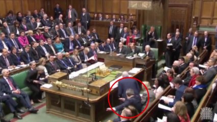 Le député britannique Tom Watson effectue un dab dans la Chambre des communes