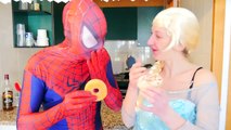 Spiderman vs Sirena Spiderbaby en la Vida Real! Rosa Spidergirl vs Maléfica Superhéroe de la Diversión