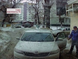 Un homme a une sale surprise au moment de sortir de sa voiture (Russie)