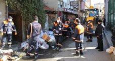 Belediye Ekipleri, Bir Evden 5 Kamyon Çöp ve 3 Ölü Kedi Yavrusu Çıkardı