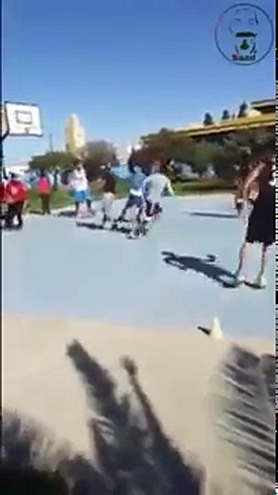 Les enfants marocains jouant au football ont tenté d'intimider un peuple comme un terroriste P regardé leur réaction dan