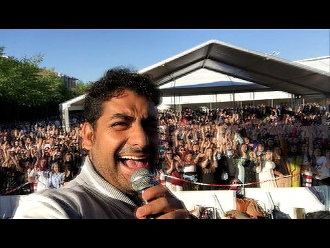 KONSERDE ÇILDIRAN SUNUCU.avi