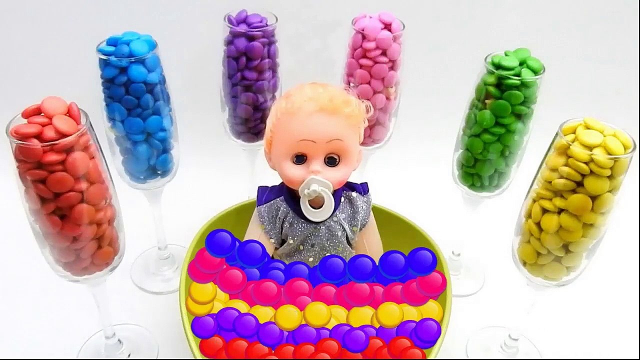 Learn Colors Baby Doll Bath Time M&Ms Chocolate Candy How to Bath Baby Videos Toddler Pre