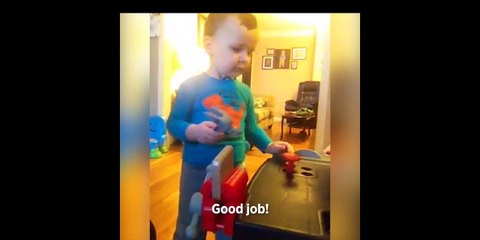 Un petit garçon aime un peu trop le bricolage !