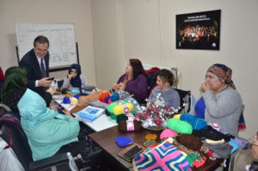 Engelli Kadınlar Hayata Örgü Şişleriyle Tutundu