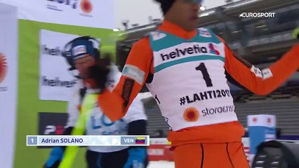 Un skieur enchaîne les chutes lors des championnats du monde de ski nordique