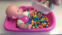 Aprender los Colores Bebé de la Muñeca de la Hora del Baño de M&Ms de Chocolate, Caramelos de Sorpresa Juguetes de Vídeo Compliation