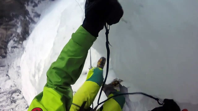 La paroi de glace s'effondre a quelques mètres de ce grimpeur