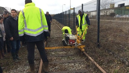 Dépose des rails sur l'ancienne voie Briouze-La Ferté