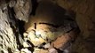 En explorant cette grotte abandonnée il fait d'inquiétantes découvertes