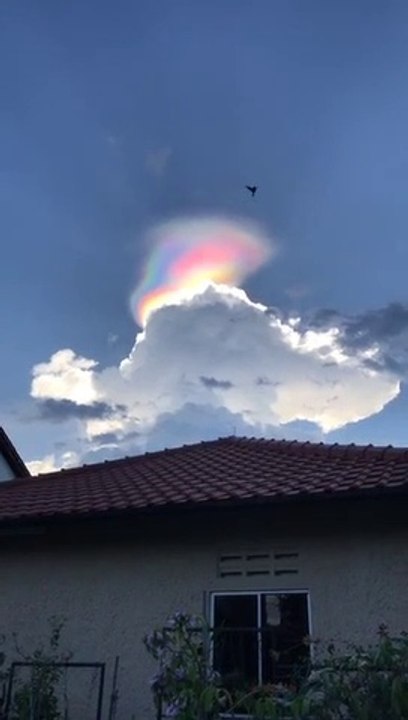 Un phénomène météo incroyable apparait dans le ciel de Singapour : arc-en-ciel de feu