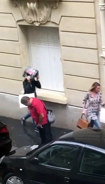 A men is pissing and surprising himself