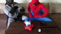 Congelados Elsa y Spiderman w/ Spiderbaby en la Vida Real Aseo Broma Superhéroes Episodio 9