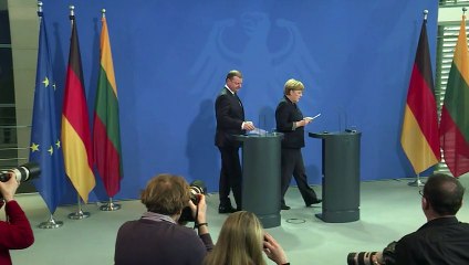 Merkel prône la vigilance face aux "fausses informations"