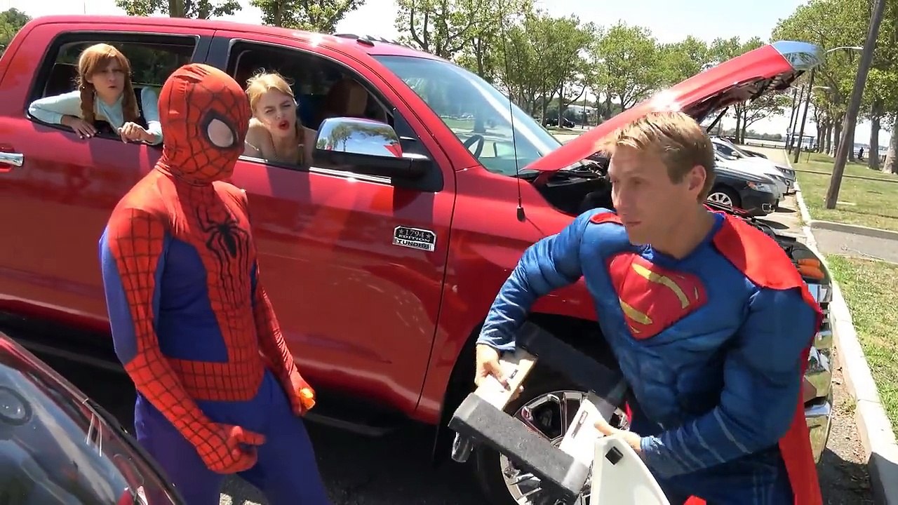 Joker Rompió Spidermans Coche / Superhéroes en Nueva York / la Vida Real de los Superhéroes