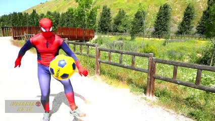 Spiderman jugando al fútbol! Spiderman playing football (soccer) with Joker-Deadpool-iron