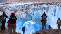 Il muro di ghiaccio trema e poi frana davanti ai turisti. Una scena mozzafiato!