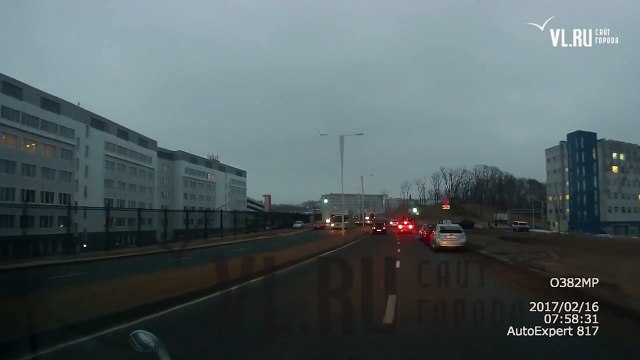 Cette conductrice percute de pleins fouet ces piétons, car « Madame » a grillé le feu