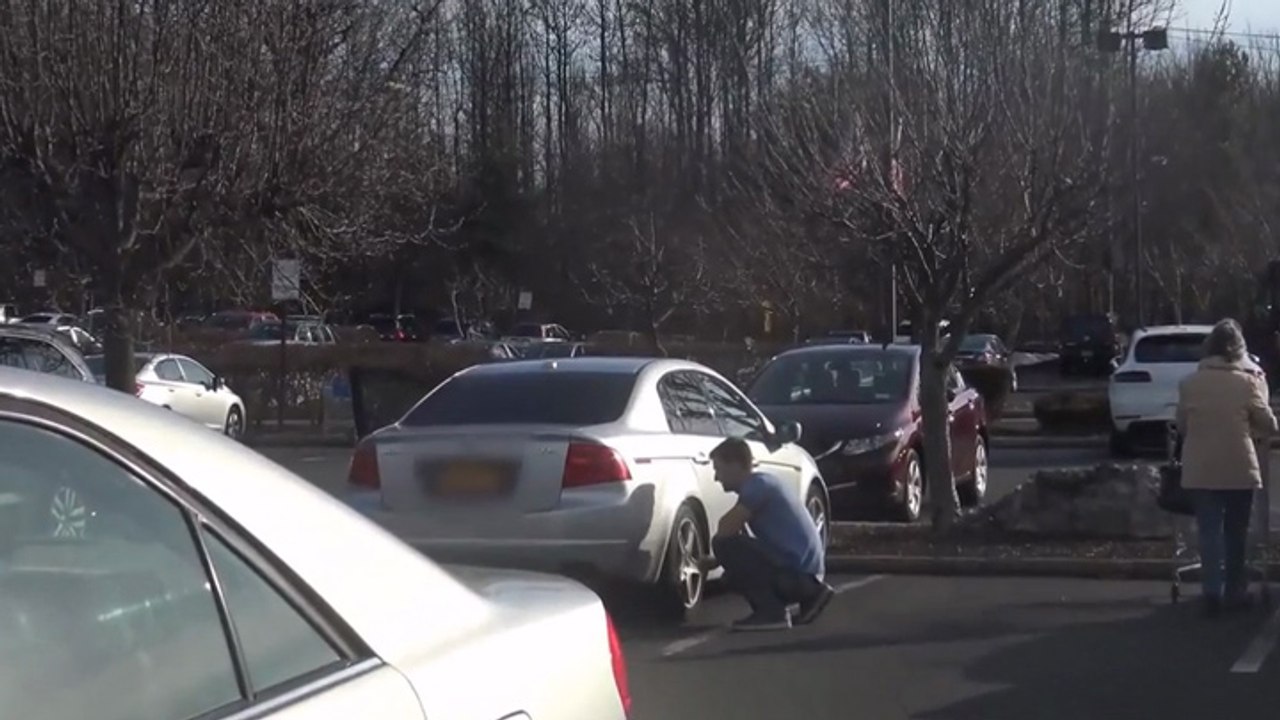 Il montre comment ouvrir une voiture sans clef