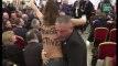 Une Femen seins nus évacuée sans ménagement d'une conférence de Marine Le Pen