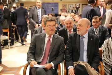PSOE y Podemos piden comparecencia de Maza y Catalá