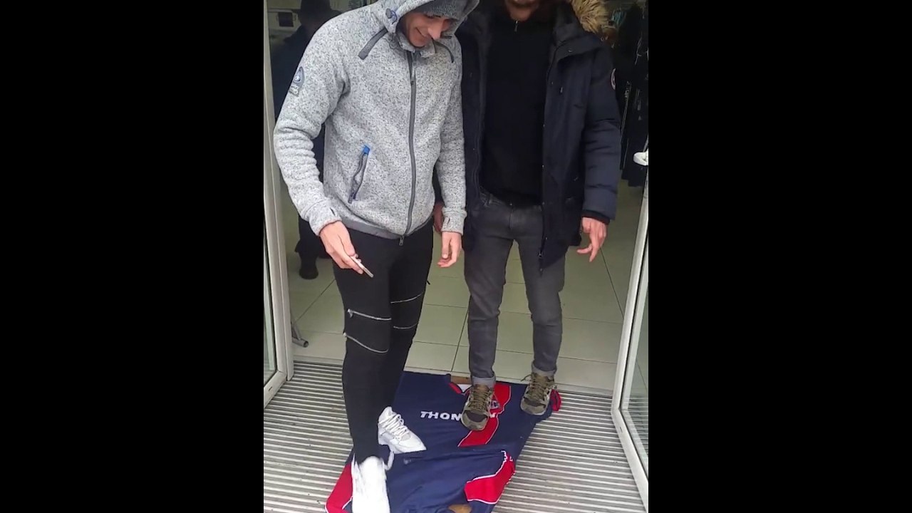 Marseille: Cette boutique utilise le maillot du PSG en guise de paillasson