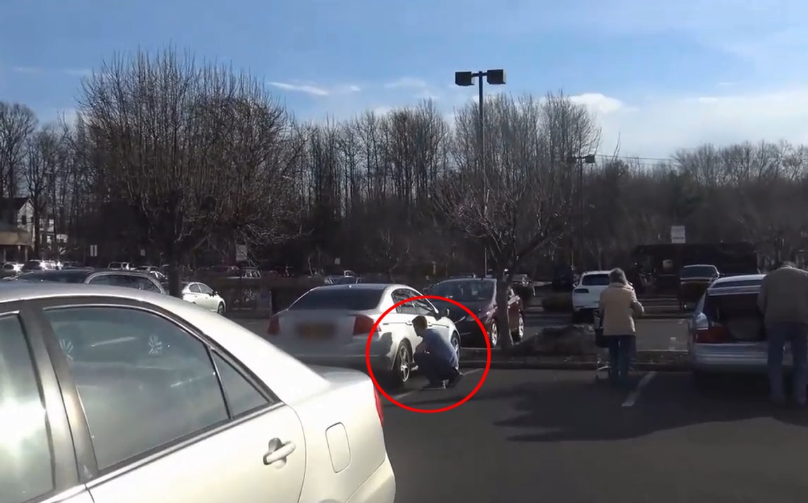 Comment ouvrir une voiture sans les clefs.