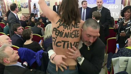 Seios de fora contra Le Pen