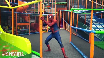SPIDERMAN POO BOLAS DE COLORES! Spider-man Color del arco iris Bolas Divertida Película de Superhéroes en R